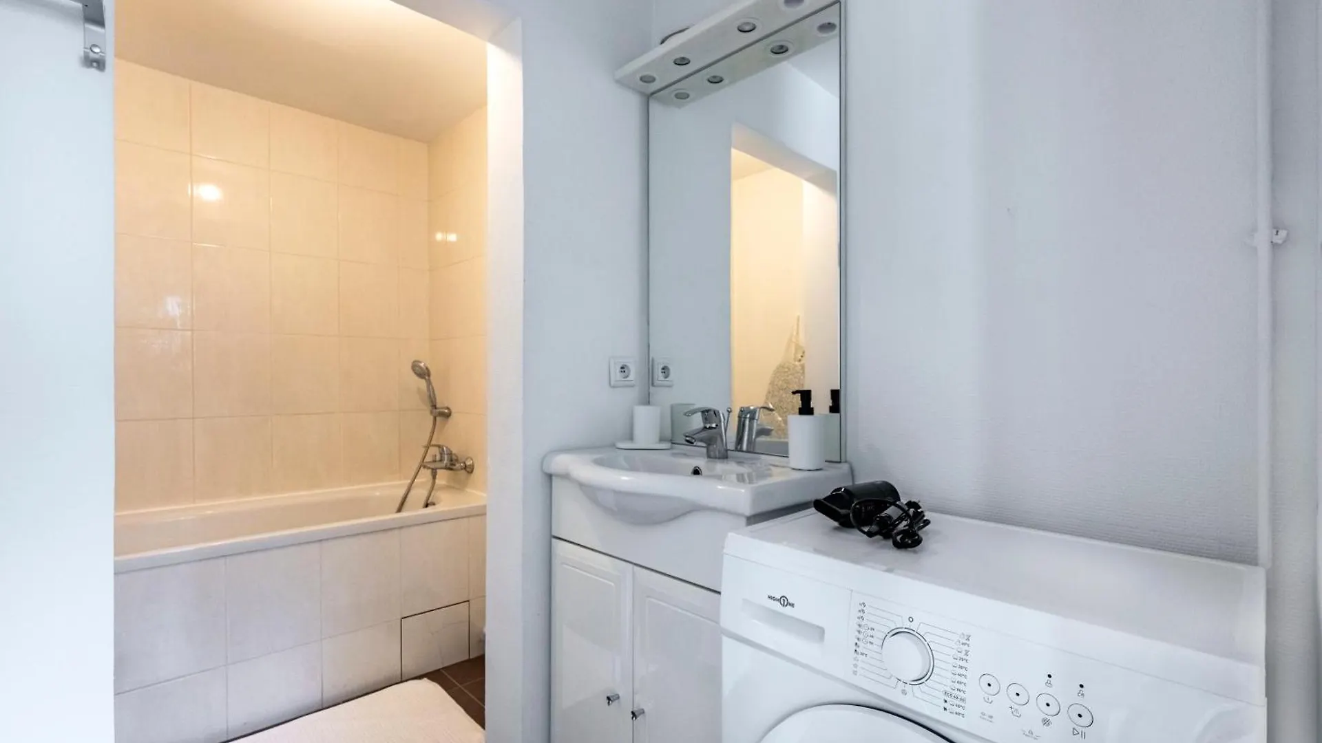 Close To Center Of I Fully Equipped Apartment Paris